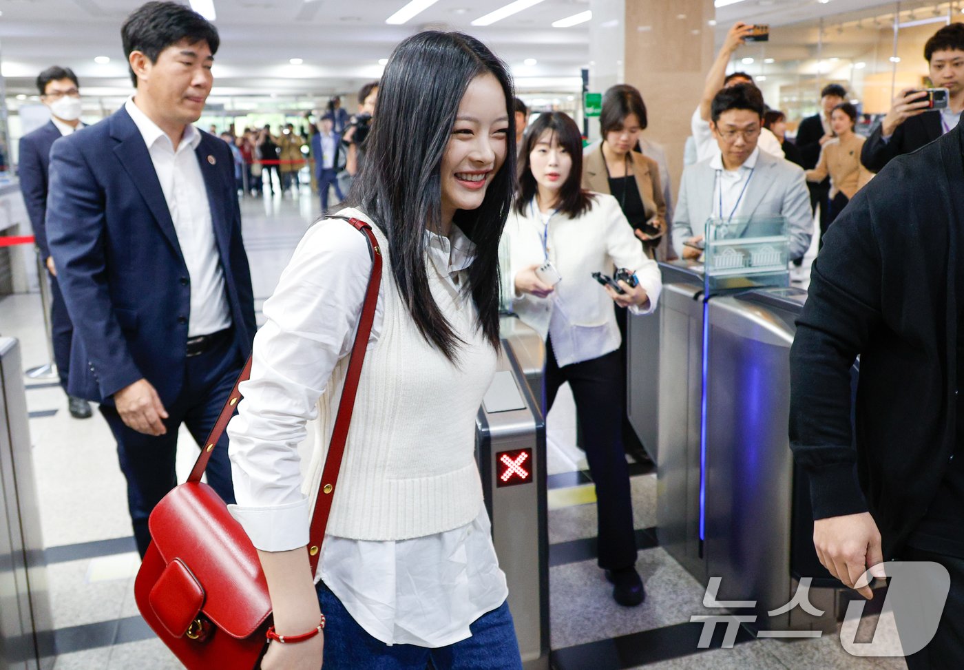 본문 이미지 - 그룹 뉴진스(NewJeans)의 하니가 15일 오후 서울 여의도 국회에서 환경노동위원회 국정감사에 참고인 신분으로 출석하기 위해 본청으로 들어서고 있다. 2024.10.15/뉴스1 ⓒ News1 안은나 기자