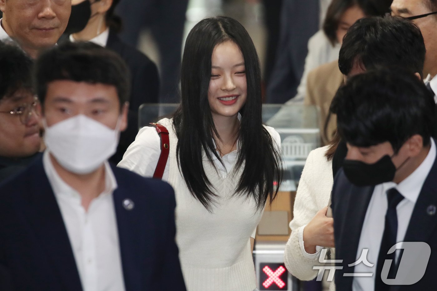 본문 이미지 - 걸그룹 뉴진스의 하니가 환경노동위원회 국정감사에 출석하기 위해 15일 오후 서울 여의도 국회 본청으로 들어서고 있다. 이날 하니는 ‘아이돌 따돌림과 직장 내 괴롭힘’ 문제의 참고인으로 국정감사에 출석했다.2024.10.15/뉴스1 ⓒ News1 이광호 기자