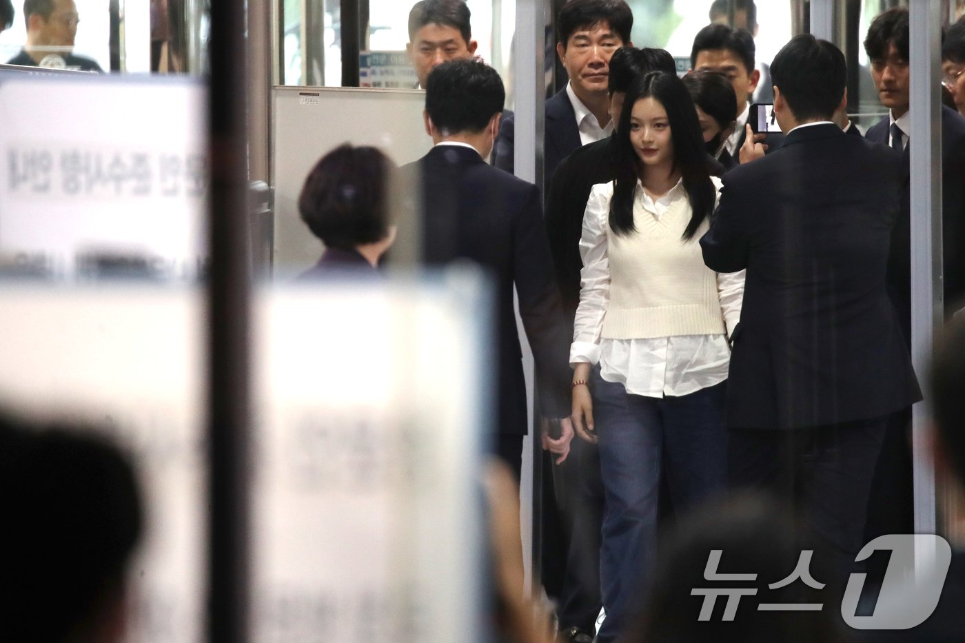 본문 이미지 - 걸그룹 뉴진스의 하니가 환경노동위원회 국정감사에 출석하기 위해 15일 오후 서울 여의도 국회 본청으로 들어서고 있다. 이날 하니는 ‘아이돌 따돌림과 직장 내 괴롭힘’ 문제의 참고인으로 국정감사에 출석했다.2024.10.15/뉴스1 ⓒ News1 이광호 기자