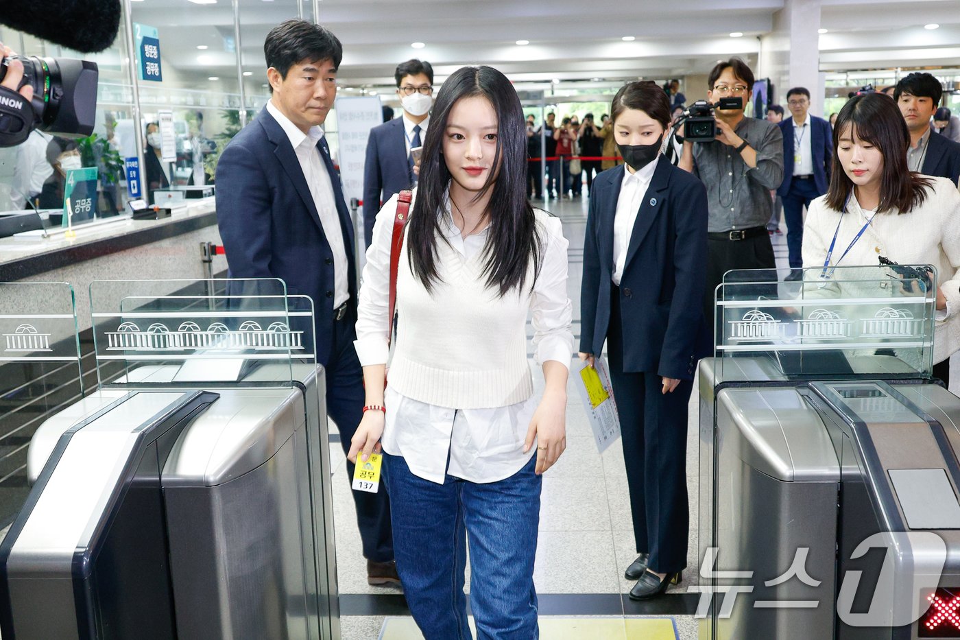 본문 이미지 - 그룹 뉴진스(NewJeans)의 하니가 15일 오후 서울 여의도 국회에서 환경노동위원회 국정감사에 참고인 신분으로 출석하기 위해 본청으로 들어서고 있다. 2024.10.15/뉴스1 ⓒ News1 안은나 기자