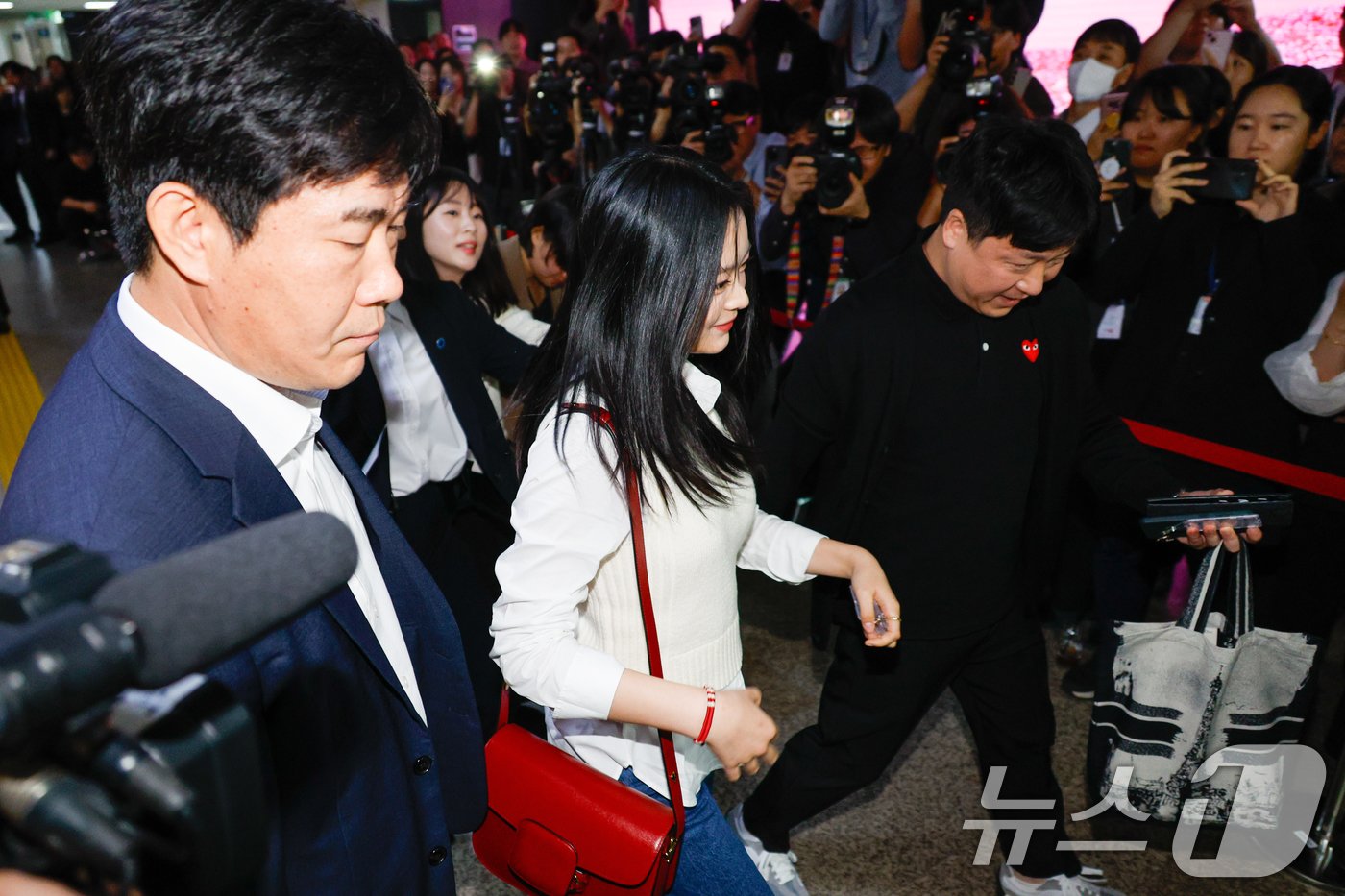 본문 이미지 - 그룹 뉴진스(NewJeans)의 하니가 15일 오후 서울 여의도 국회에서 환경노동위원회 국정감사에 참고인 신분으로 출석하기 위해 이동하고 있다. 2024.10.15/뉴스1 ⓒ News1 안은나 기자