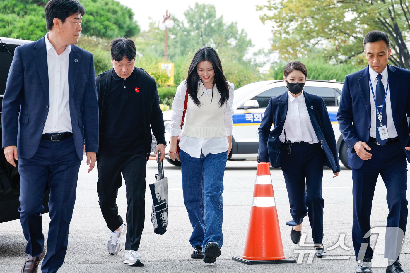 본문 이미지 - 그룹 뉴진스(NewJeans)의 하니가 15일 오후 서울 여의도 국회에서 환경노동위원회 국정감사에 참고인 신분으로 출석하기 위해 본청으로 들어서며 인사하고 있다. 2024.10.15/뉴스1 ⓒ News1 안은나 기자