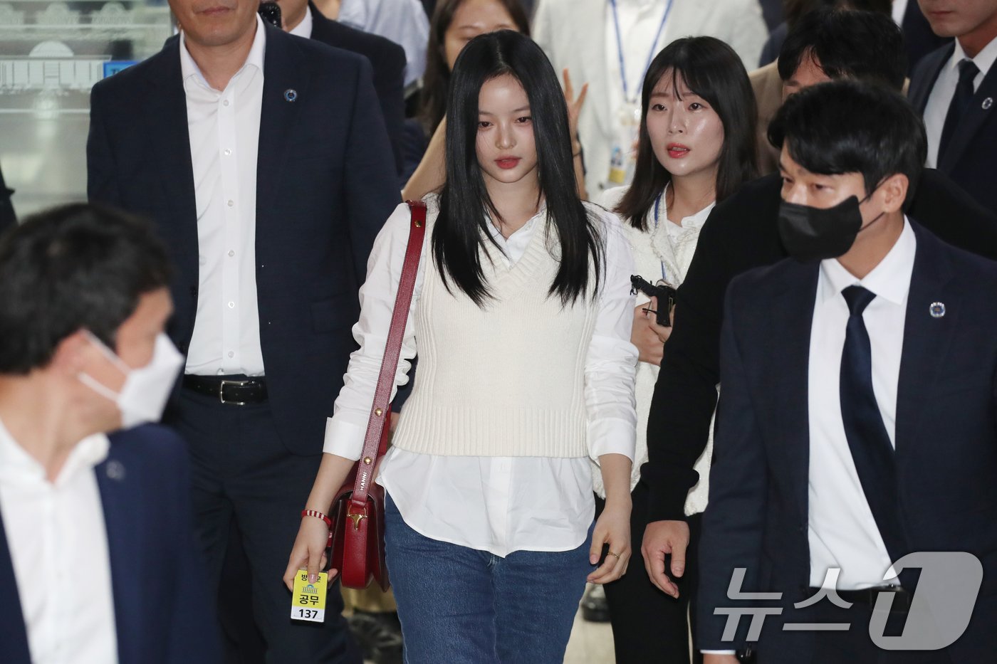 본문 이미지 - 걸그룹 뉴진스의 하니가 환경노동위원회 국정감사에 출석하기 위해 15일 오후 서울 여의도 국회 본청으로 들어서고 있다. 이날 하니는 ‘아이돌 따돌림과 직장 내 괴롭힘’ 문제의 참고인으로 국정감사에 출석했다.2024.10.15/뉴스1 ⓒ News1 이광호 기자