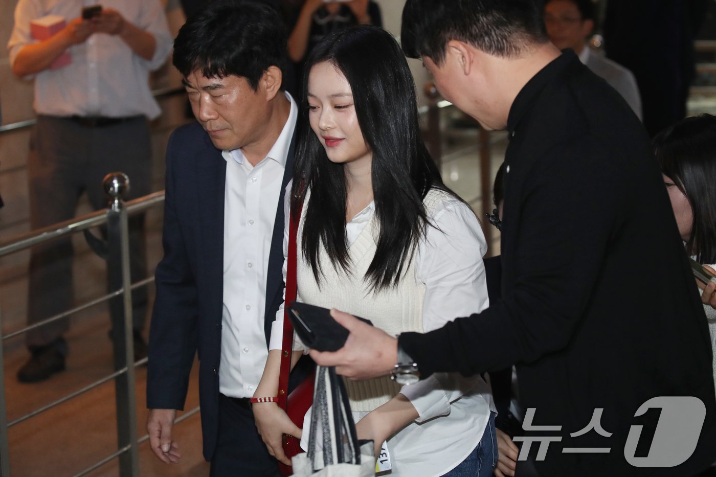 본문 이미지 - 걸그룹 뉴진스의 하니가 환경노동위원회 국정감사에 출석하기 위해 15일 오후 서울 여의도 국회 본청으로 들어서고 있다. 이날 하니는 ‘아이돌 따돌림과 직장 내 괴롭힘’ 문제의 참고인으로 국정감사에 출석했다.2024.10.15/뉴스1 ⓒ News1 이광호 기자