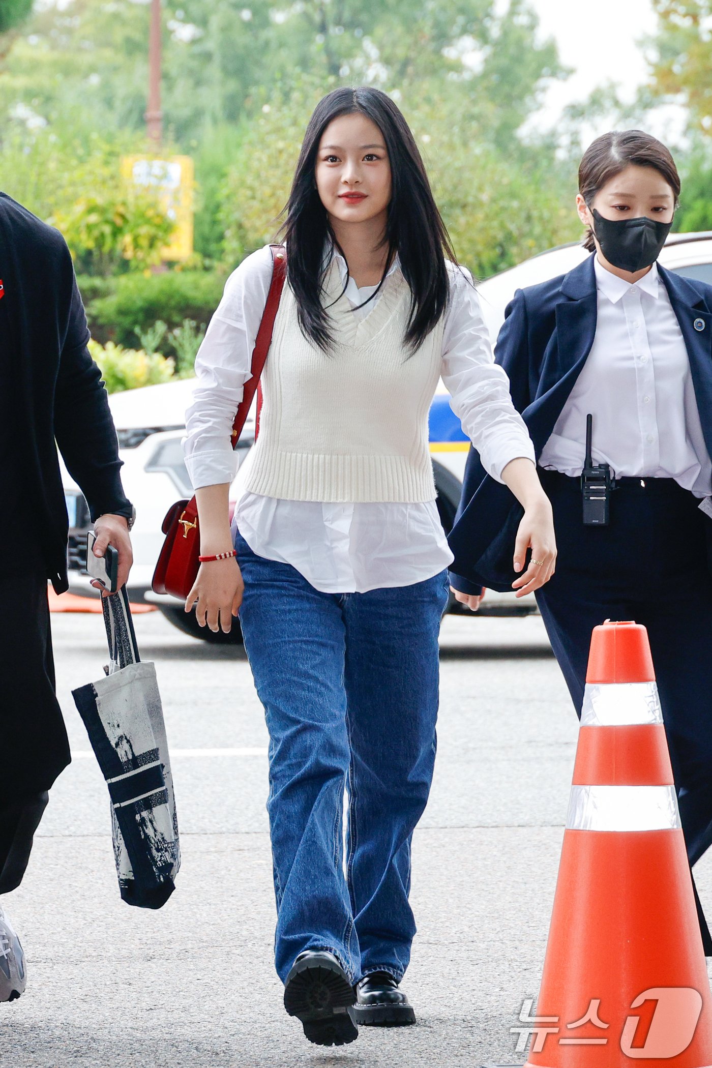 본문 이미지 - 그룹 뉴진스(NewJeans)의 하니가 15일 오후 서울 여의도 국회에서 환경노동위원회 국정감사에 참고인 신분으로 출석하기 위해 본청으로 들어서고 있다. 2024.10.15/뉴스1 ⓒ News1 안은나 기자