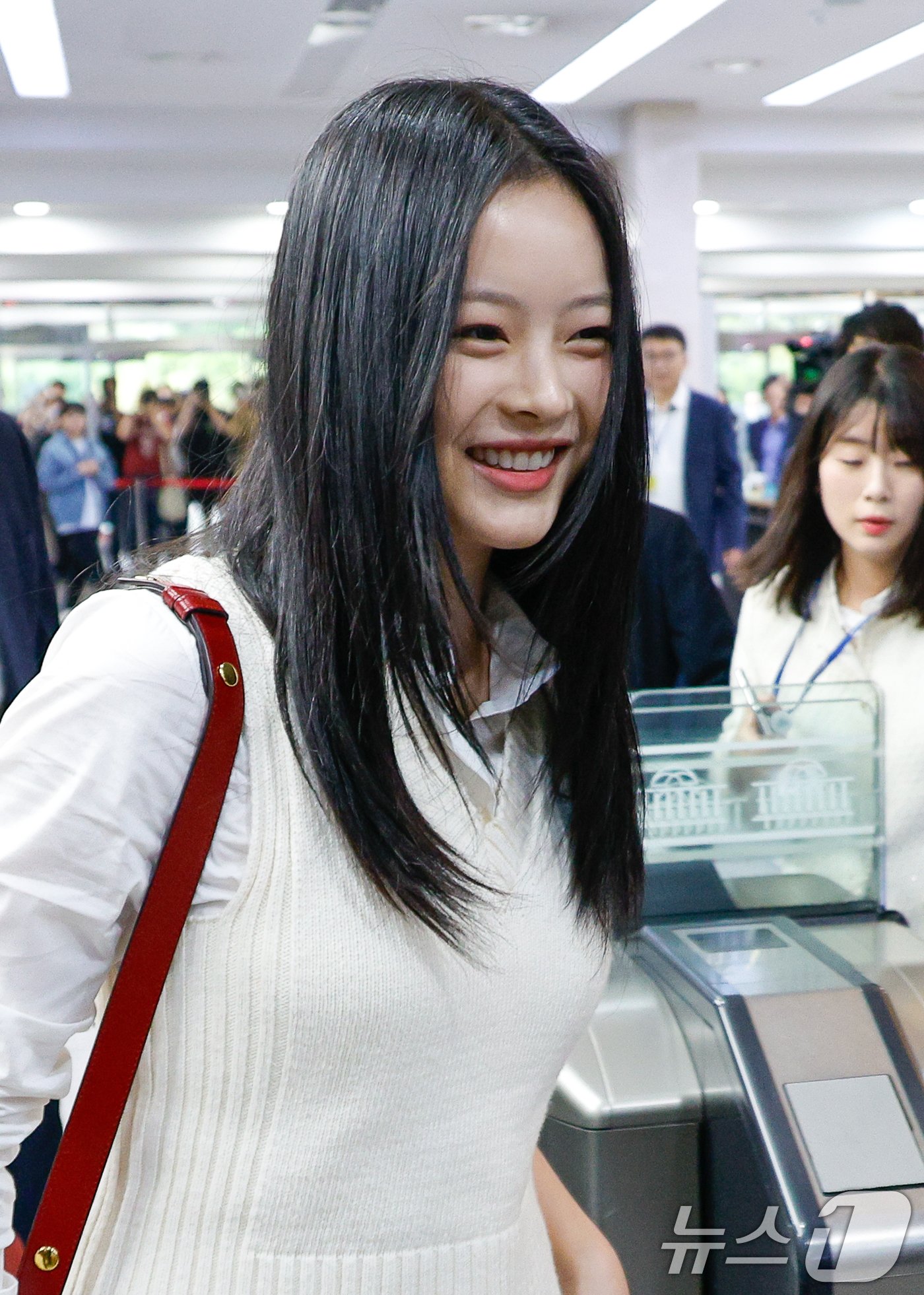 본문 이미지 - 그룹 뉴진스(NewJeans)의 하니가 15일 오후 서울 여의도 국회에서 환경노동위원회 국정감사에 참고인 신분으로 출석하기 위해 본청으로 들어서고 있다. 2024.10.15/뉴스1 ⓒ News1 안은나 기자