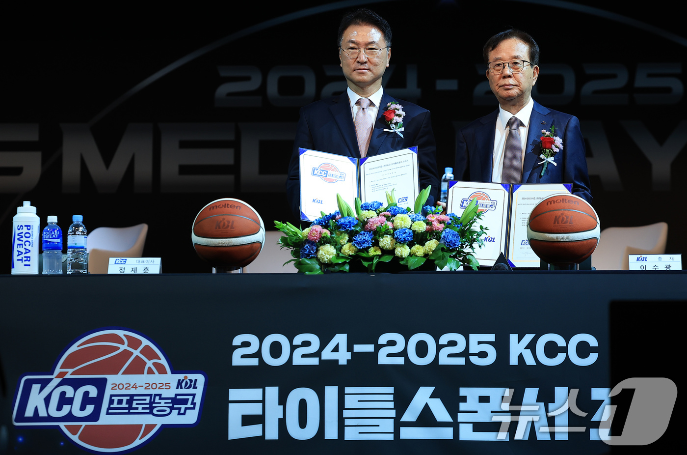 (서울=뉴스1) 박정호 기자 = 정재훈 KCC 대표이사(왼쪽)와 이수광 KBL 총재가 15일 오후 서울 용산구 한남동 블루스퀘어 마스터카드홀에서 열린 2024-2025 KCC 프로 …