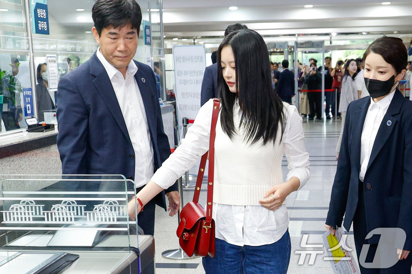 본문 이미지 - 그룹 뉴진스(NewJeans)의 하니가 15일 오후 서울 여의도 국회에서 환경노동위원회 국정감사에 참고인 신분으로 출석하기 위해 본청으로 들어서고 있다. 2024.10.15/뉴스1 ⓒ News1 안은나 기자