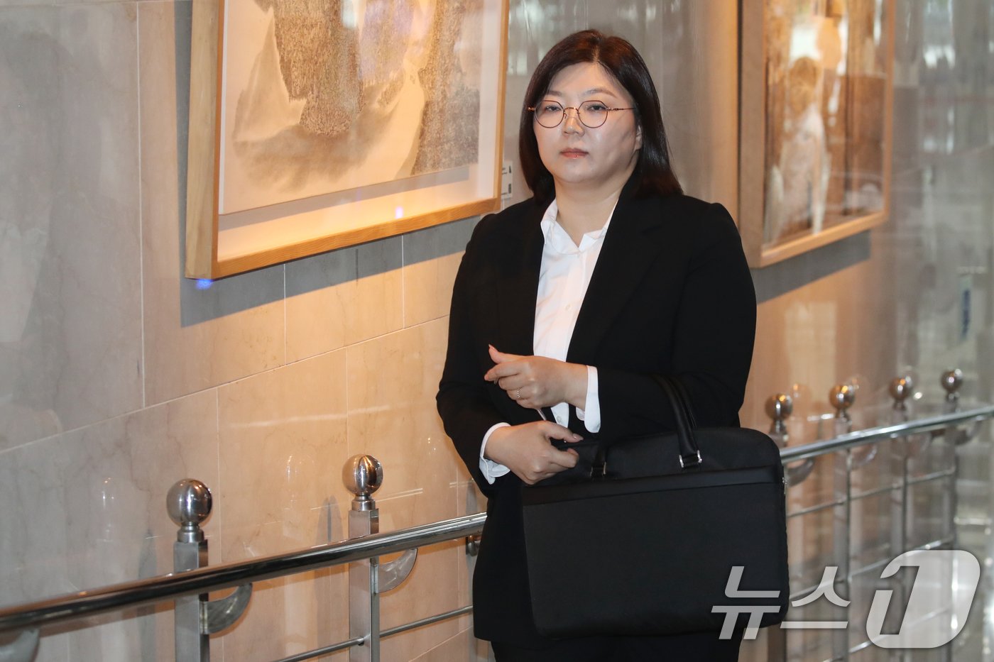 본문 이미지 - 김주영 어도어 대표 겸 하이브 최고인사책임자가 환경노동위원회 국정감사에 증인으로 출석하기 위해 15일 오후 서울 여의도 국회 본청으로 들어서고 있다. 2024.10.15/뉴스1 ⓒ News1 이광호 기자