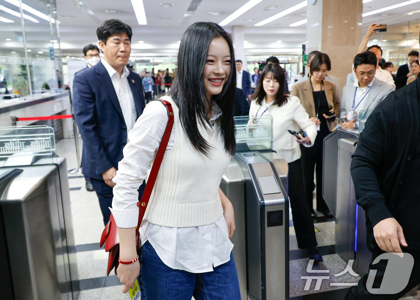 본문 이미지 - 그룹 뉴진스(NewJeans)의 하니가 15일 오후 서울 여의도 국회에서 환경노동위원회 국정감사에 참고인 신분으로 출석하기 위해 본청으로 들어서고 있다. 2024.10.15/뉴스1 ⓒ News1 안은나 기자