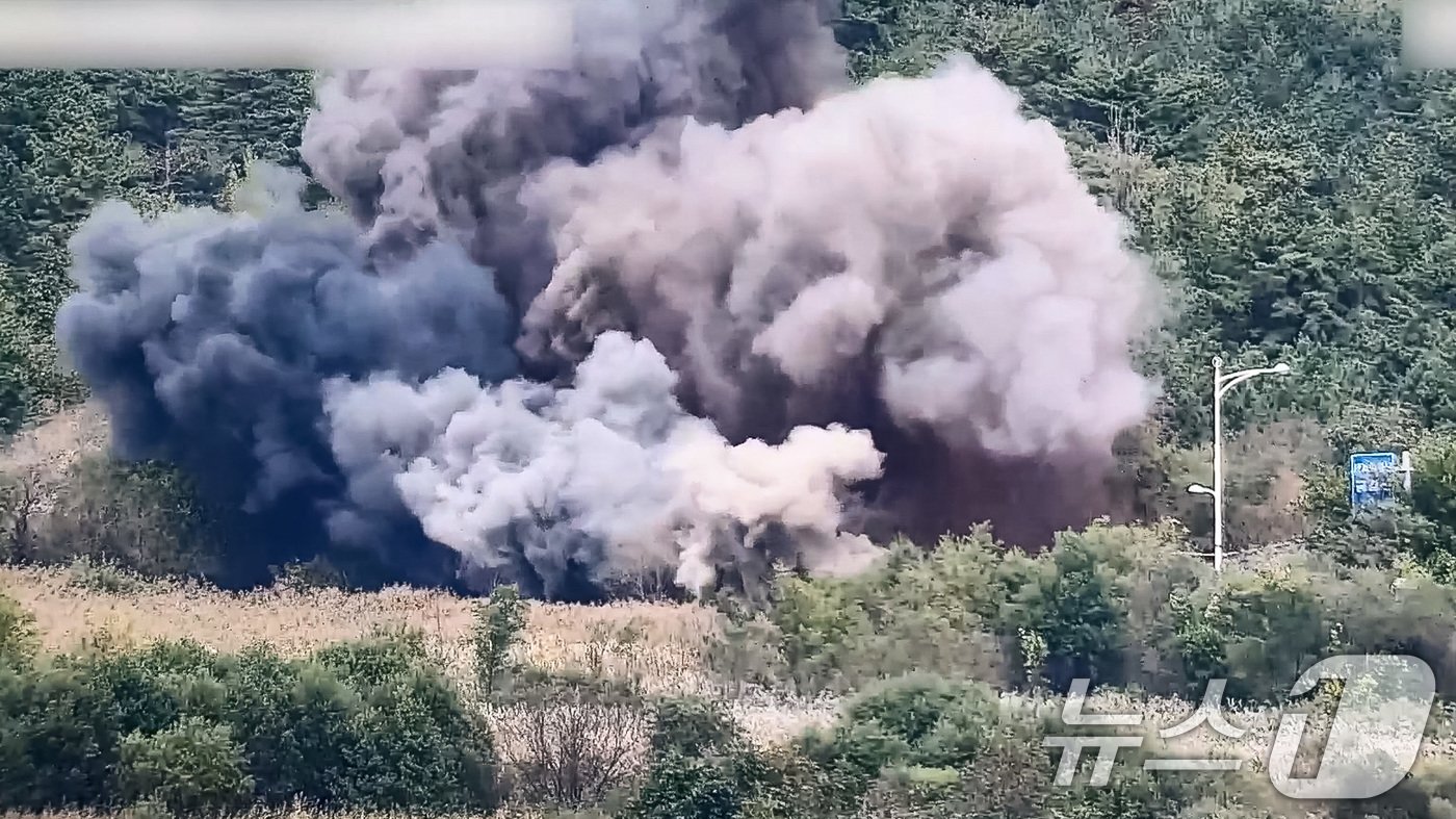 본문 이미지 - 북한이 15일 동해선과 경의선의 남북 연결도로를 폭파했다. 우리 군은 북한의 도발적 행위에 대응 차원에서 군사분계선&#40;MDL&#41; 이남 지역에 대응사격을 실시했다.  &#40;합동참모본부 제공&#41; 2024.10.15/뉴스1 ⓒ News1 유승관 기자