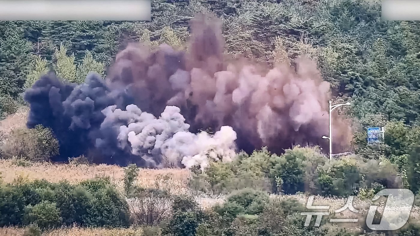 본문 이미지 - 북한이 15일 동해선과 경의선의 남북 연결도로를 폭파했다. 우리 군은 북한의 도발적 행위에 대응 차원에서 군사분계선(MDL) 이남 지역에 대응사격을 실시했다. 합동참모본부는 "북한군은 15일 정오쯤 경의선 및 동해선 일대에서 연결도로 차단 목적(추정)의 폭파 행위를 자행했다＂라며 ＂현재는 중장비를 투입해 추가 작업을 진행 중＂이라고 밝혔다. 사진은 이날 합참이 공개한 남북 연결도로 폭파 모습. (합동참모본부 제공) 2024.10.15/뉴스1 ⓒ News1 유승관 기자