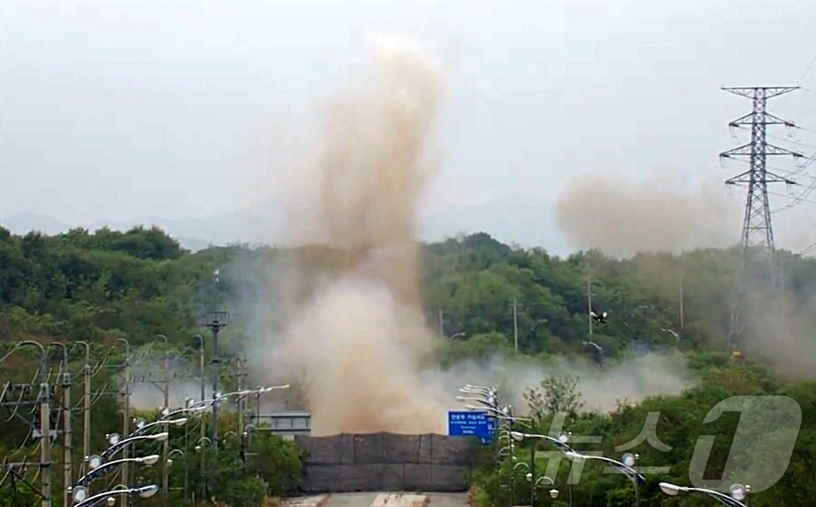 북한이 15일 동해선과 경의선의 남북 연결도로를 폭파했다. 우리 군은 북한의 도발적 행위에 대응 차원에서 군사분계선&#40;MDL&#41; 이남 지역에 대응사격을 실시했다. 합동참모본부는 &#34;북한군은 15일 정오쯤 경의선 및 동해선 일대에서 연결도로 차단 목적&#40;추정&#41;의 폭파 행위를 자행했다&#34;라며 &#34;현재는 중장비를 투입해 추가 작업을 진행 중&#34;이라고 밝혔다. 사진은 이날 합참이 공개한 남북 연결도로 폭파 모습. &#40;합동참모본부 제공&#41; 2024.10.15/뉴스1