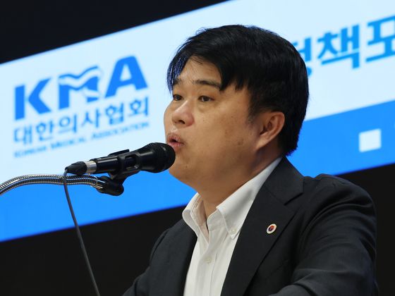 의협회장, 장상윤 수석에 "정신분열증 환자 개소리" 원색 비난