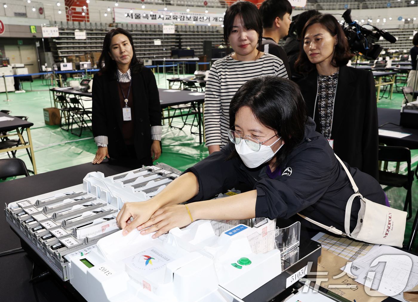 (서울=뉴스1) 구윤성 기자 = 10·16 재보궐선거를 하루 앞둔 15일 오후 서울 송파구 올림픽핸드볼경기장에 마련된 서울시교육감 보궐선거 개표소에서 관계자들이 용지와 투표지분류기 …