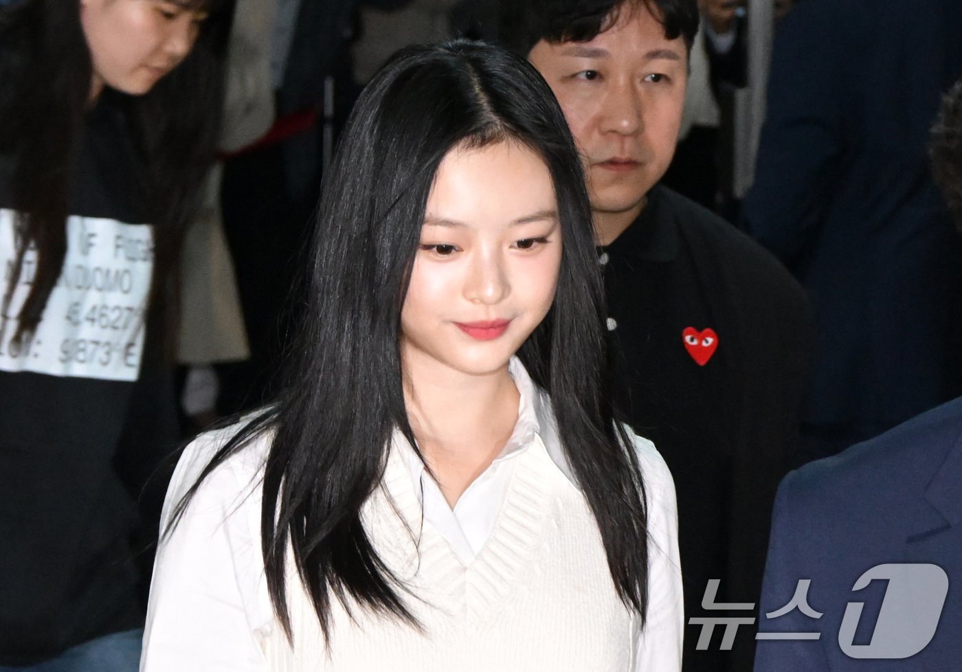 본문 이미지 - 그룹 뉴진스(NewJeans)의 하니가 15일 오후 서울 여의도 국회에서 환경노동위원회 국정감사에 참고인 신분으로 출석하고 있다. 2024.10.15/뉴스1 ⓒ News1 국회사진취재단