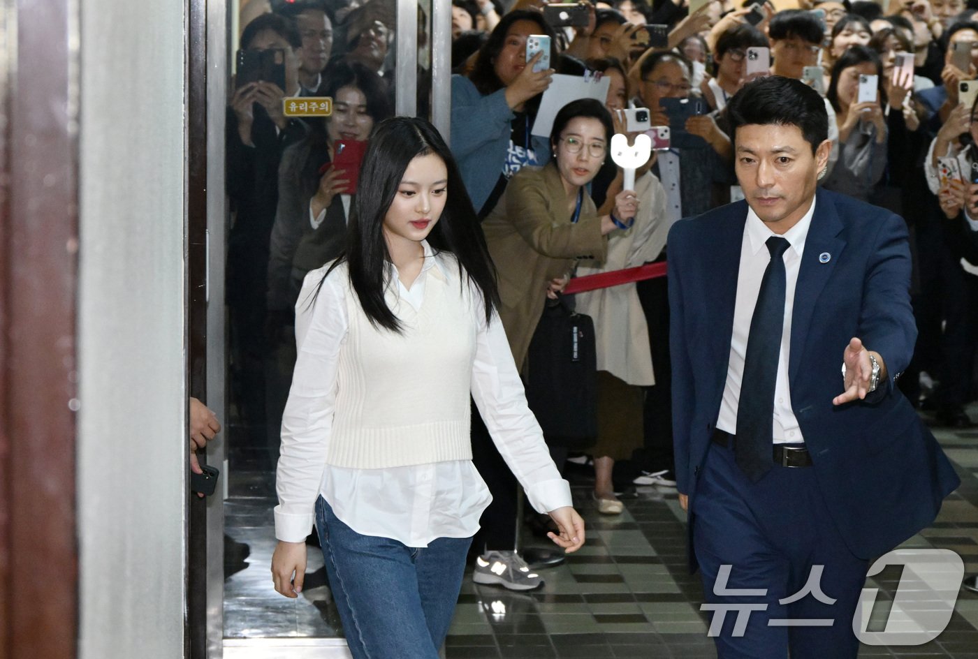 본문 이미지 - 그룹 뉴진스(NewJeans)의 하니가 15일 오후 서울 여의도 국회에서 환경노동위원회 국정감사에 참고인 신분으로 출석하고 있다. 2024.10.15/뉴스1 ⓒ News1 국회사진취재단