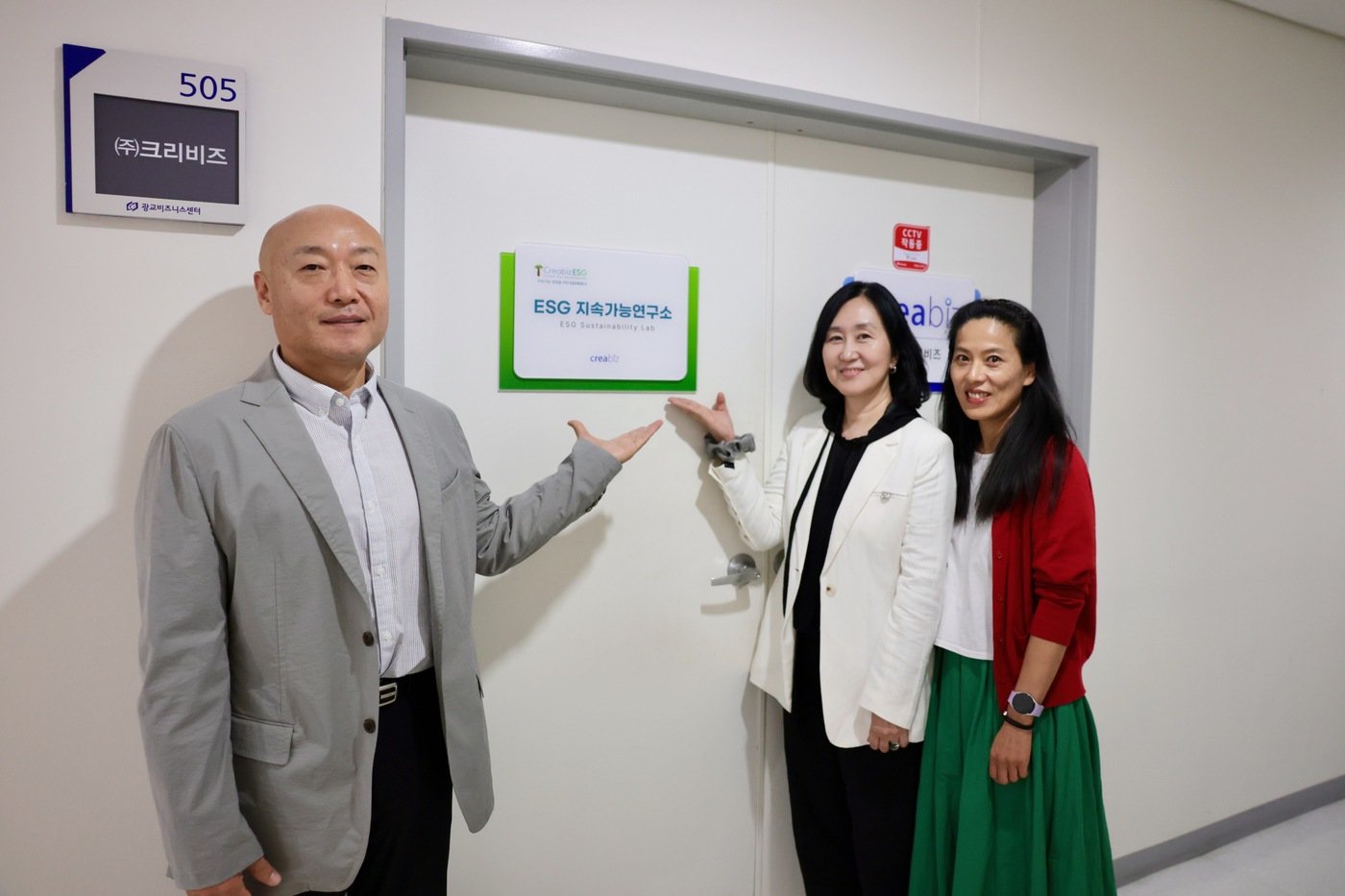 본문 이미지 - 크리비즈 김수철 대표&#40;왼쪽&#41;와 오경희 BG커뮤니케이션 대표&#40;가운데&#41;, 은자경기후PD 대표&#40;오른쪽&#41;가 현판 앞에서 기념촬영을 하고 있다. /ESG랩 제공