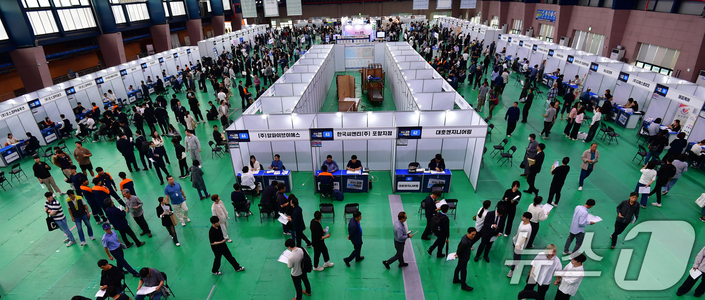 (포항=뉴스1) 최창호 기자 = 15일 경북 포항시 남구 만인당에서 열린 '2024 포항취업박람회장'이 시민과 청년들로 북새통을 이루고 있다.박람회애서 에코프로머티리얼즈와 포스코 …