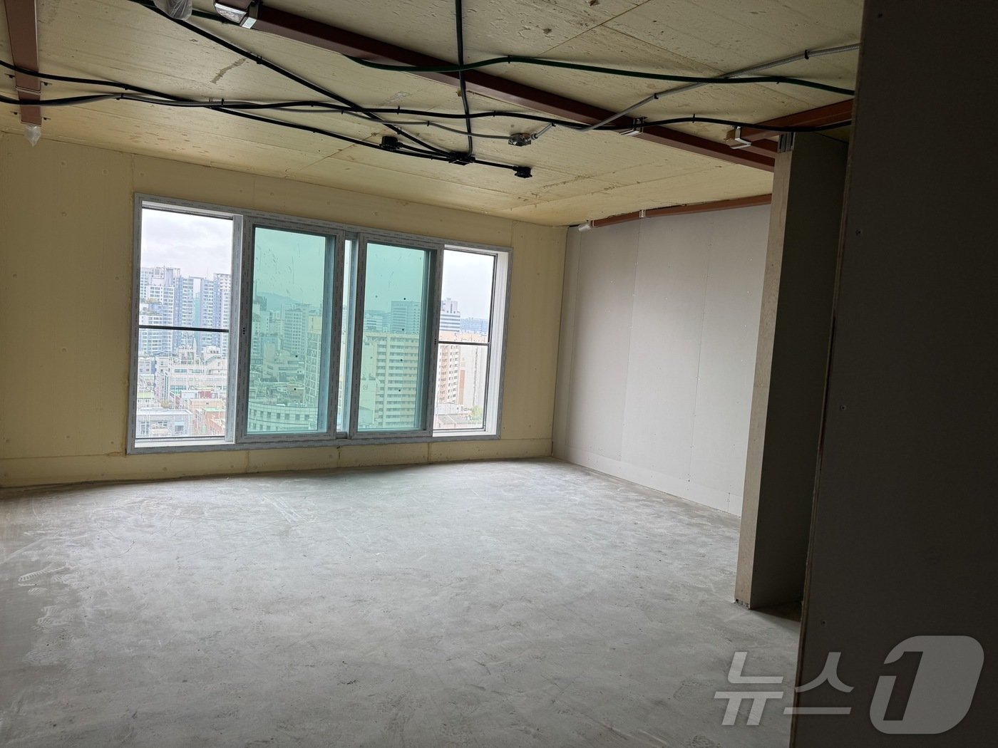 본문 이미지 - 15일 방문한 잠실더샵루벤 전용면적 106㎡ 세대.의 모습. 2024.10.15/뉴스1