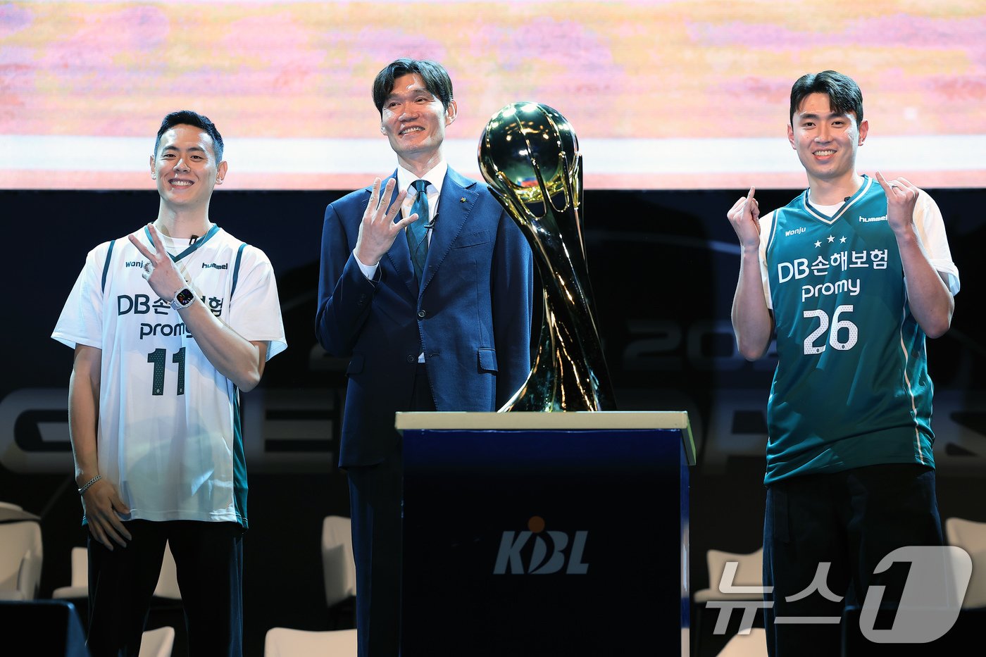본문 이미지 - DB 김주성 감독과 강상재, 이관희 선수가 15일 오후 서울 용산구 한남동 블루스퀘어 마스터카드홀에서 열린 2024-2025 KCC 프로농구 개막 미디어데이에 참석해 포즈를 취하고 있다. 2024.10.15/뉴스1 ⓒ News1 박정호 기자