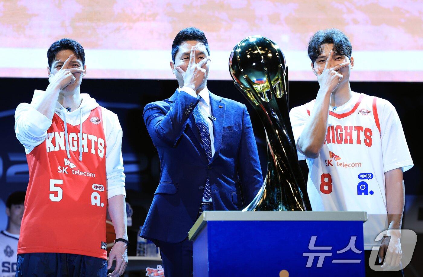 본문 이미지 - SK 전희철 감독과 김선형, 안영준 선수가 15일 오후 서울 용산구 한남동 블루스퀘어 마스터카드홀에서 열린 2024-2025 KCC 프로농구 개막 미디어데이에 참석해 포즈를 취하고 있다. 2024.10.15/뉴스1 ⓒ News1 박정호 기자