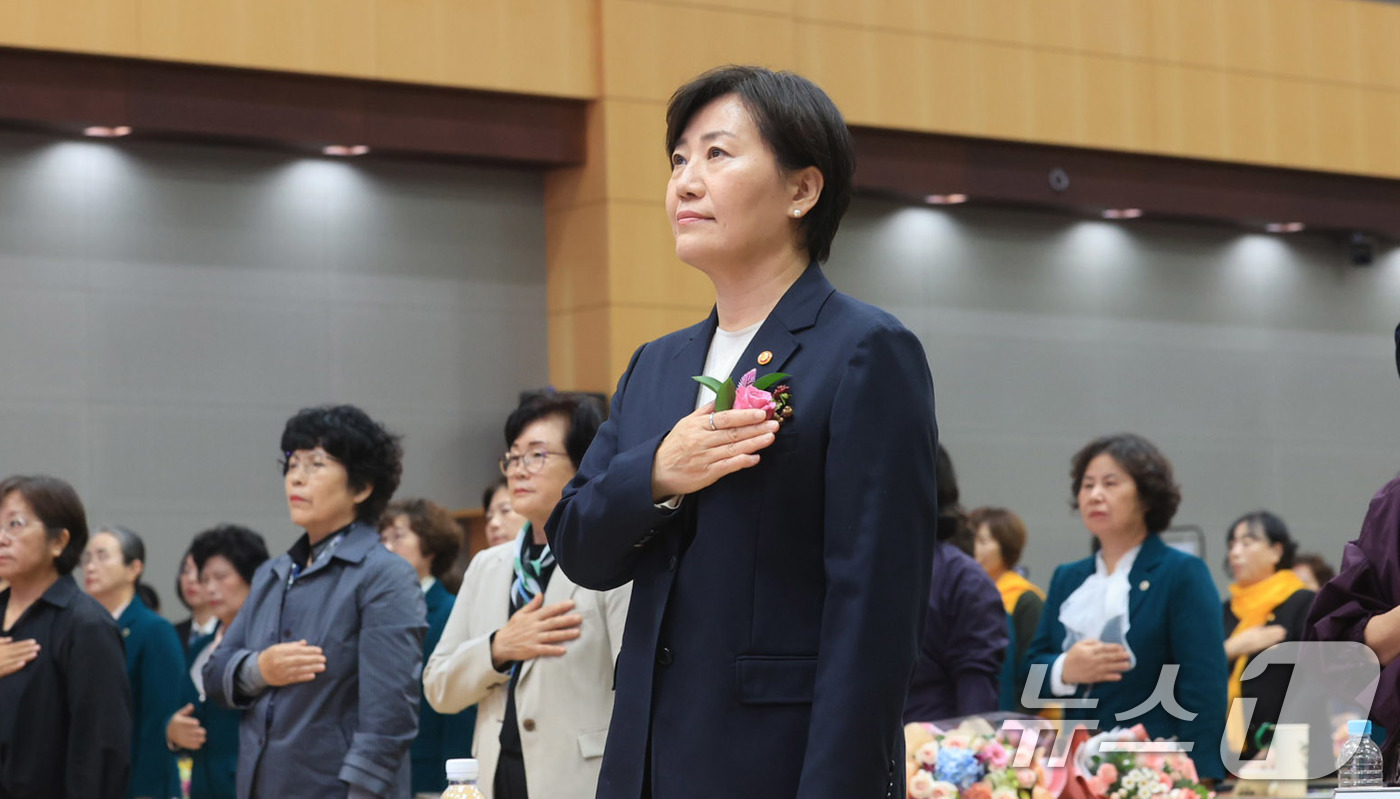 (서울=뉴스1) 박지혜 기자 = 송미령 농림축산식품부 장관이 15일 서울 농협중앙회 본관 대강당에서 열린 제3회 여성농업인의 날 기념행사에서 국기에 대한 경례를 하고 있다.  (농 …