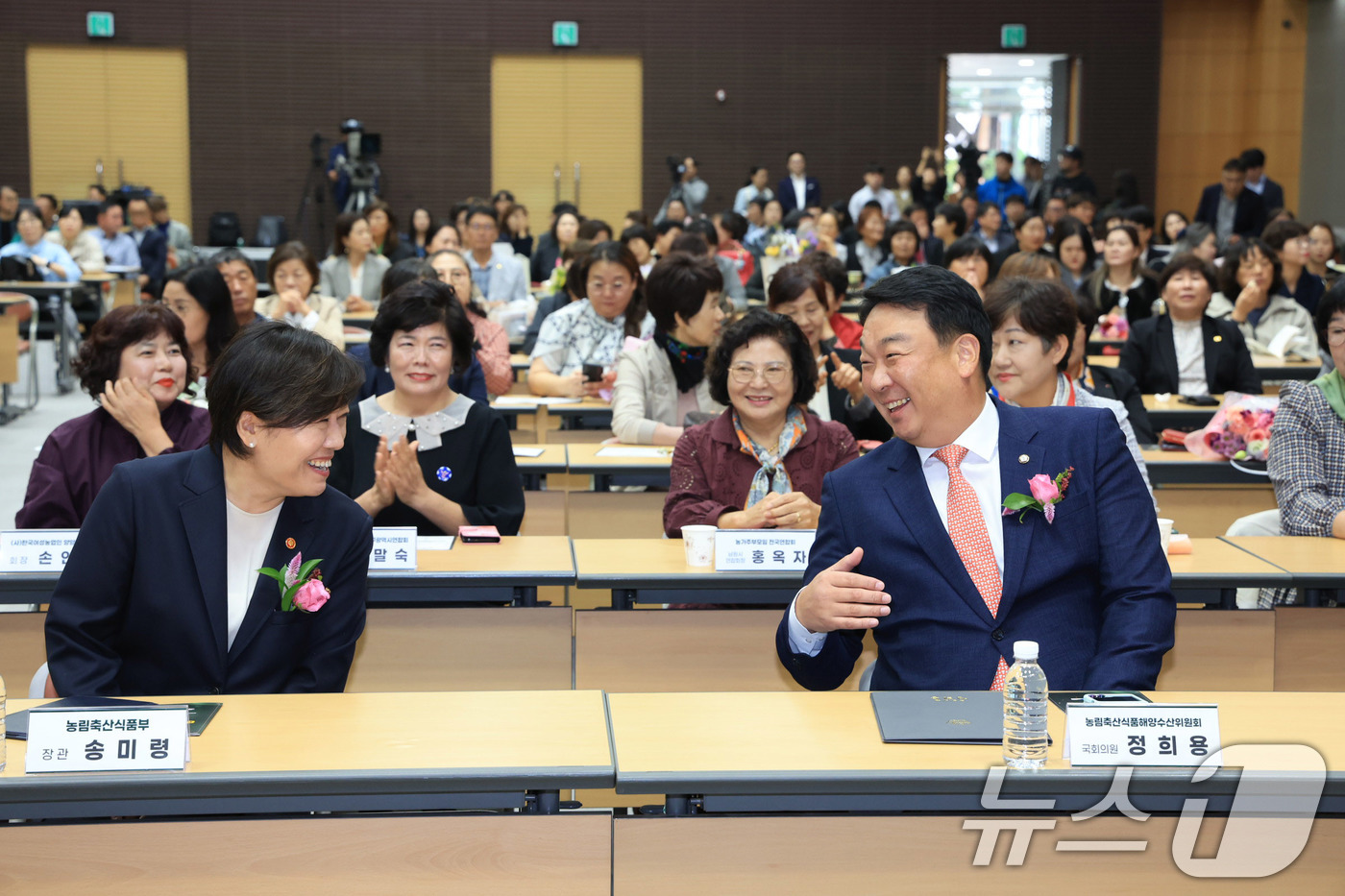 (서울=뉴스1) 박지혜 기자 = 송미령 농림축산식품부 장관이 15일 서울 농협중앙회 본관 대강당에서 열린 제3회 여성농업인의 날 기념행사에 참석해 정희용 의원과 대화를 나누고 있다 …