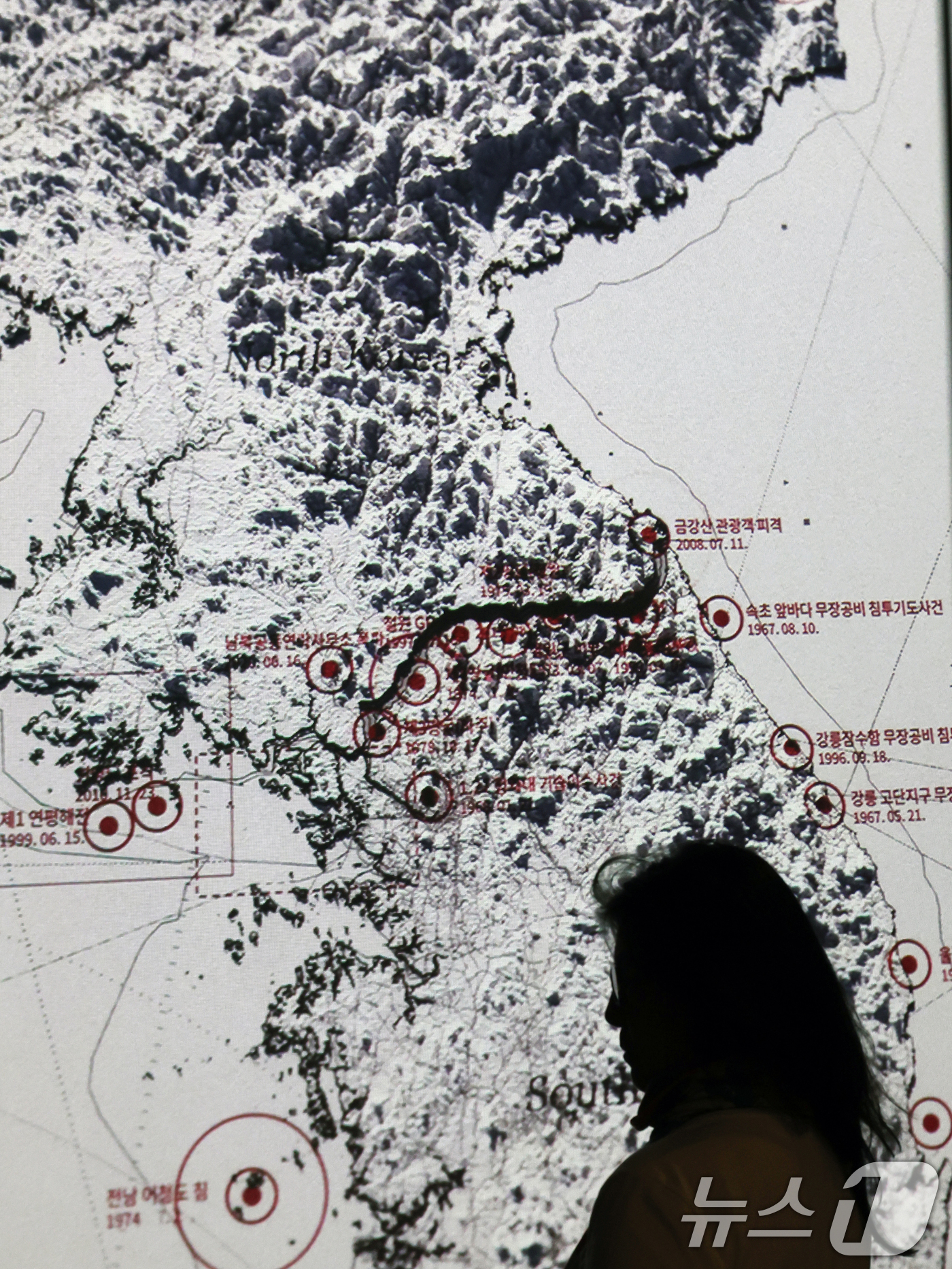 (서울=뉴스1) 황기선 기자 = 북한이 동해선과 경의선의 남북 연결도로를 폭파한 15일 서울 용산구 전쟁기념관을 찾은 관람객들이 북한도발실을 관람하고 있다.정부는 이날 북한이 경의 …