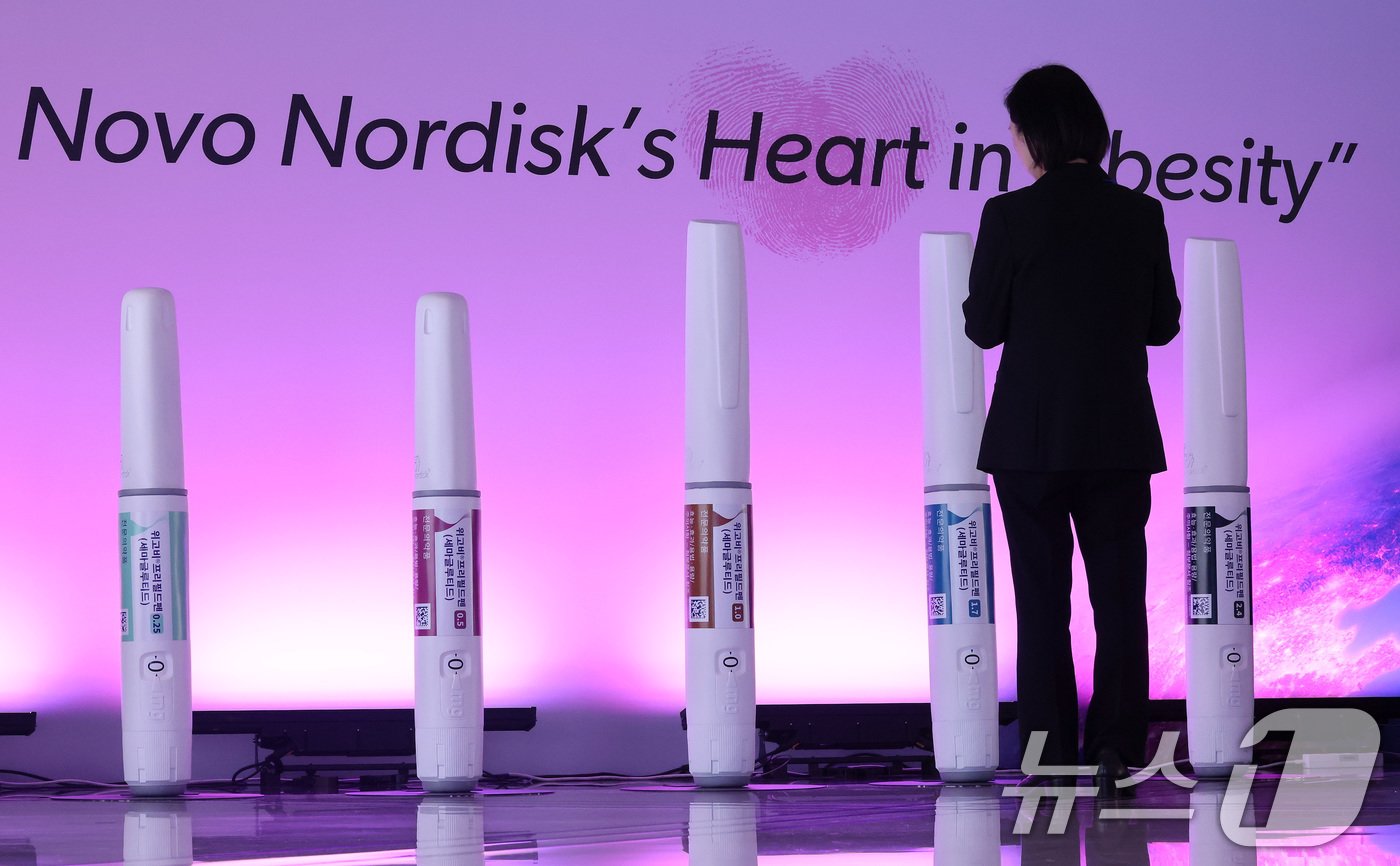 본문 이미지 - 기적의 비만약이라고 불리는 덴마크 제약회사 노보 노디스크의 비만치료제 위고비가 내일부터 국내 일부 병·의원에 공급될 전망인 가운데 15일 서울 용산구 그랜드하얏트에서 열릴 예정인 출시 심포지엄에 앞서 행사장 앞으로 위고비 모형이 전시돼 있다. 2024.10.15/뉴스1 ⓒ News1 이동해 기자