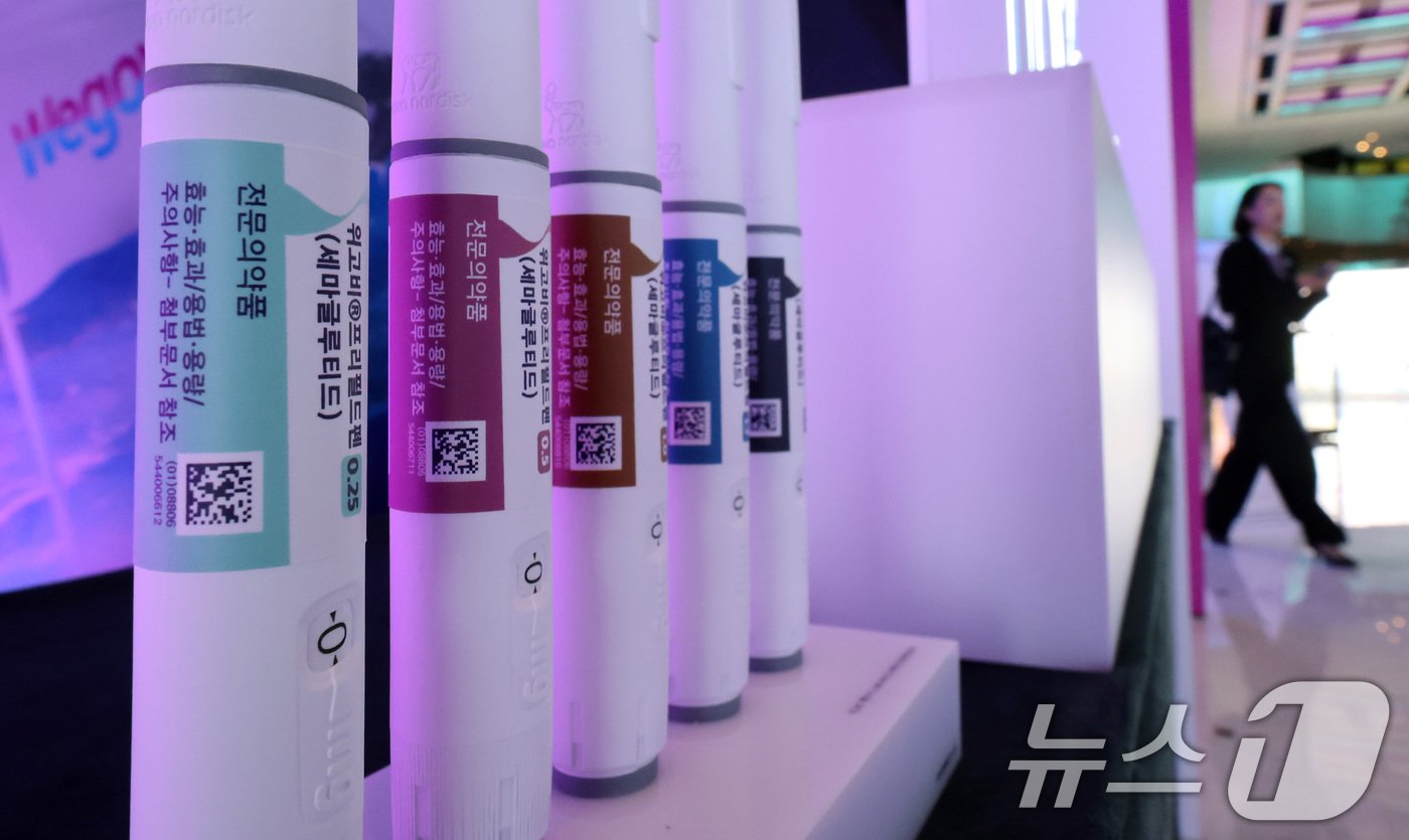 본문 이미지 - 기적의 비만약이라고 불리는 덴마크 제약회사 노보 노디스크의 비만치료제 위고비가 내일부터 국내 일부 병·의원에 공급될 전망인 가운데 15일 서울 용산구 그랜드하얏트에서 열릴 예정인 출시 심포지엄에 앞서 행사장 앞으로 외고비 모형이 전시돼 있다. 2024.10.15/뉴스1 ⓒ News1 이동해 기자