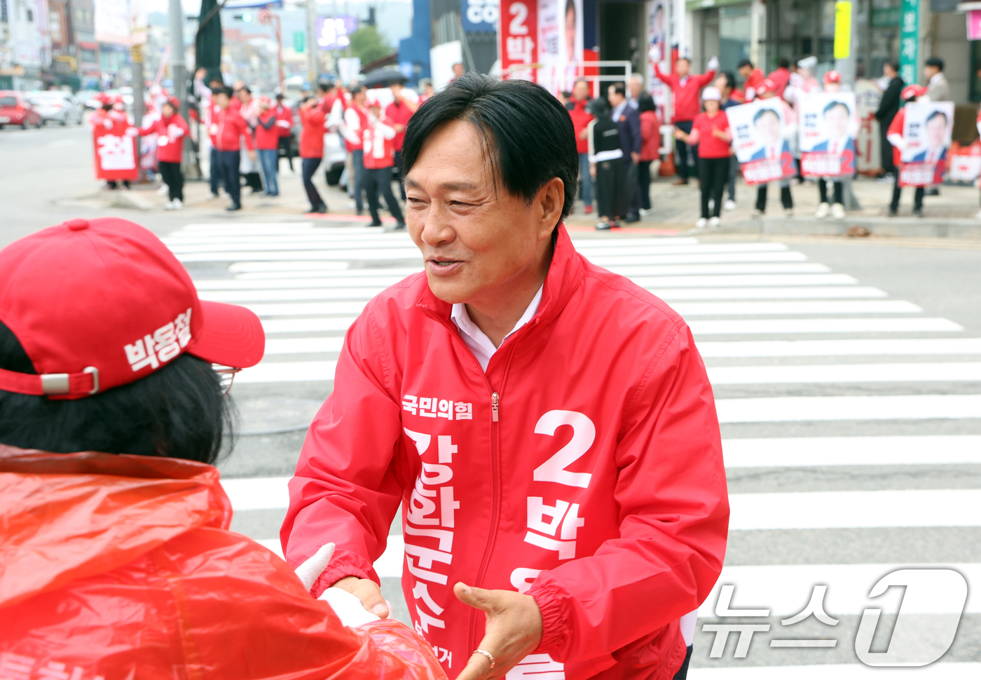 (강화=뉴스1) 김명섭 기자 = 10·16 재보궐선거에 출마한 국민의힘 박용철 인천 강화군수 후보가 15일 오후 강화군 강화읍 수협사거리에서 열린 총력유세에서 선거운동원에게 감사 …