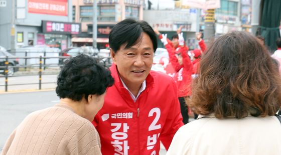 시민들에게 인사하는 박용철 후보