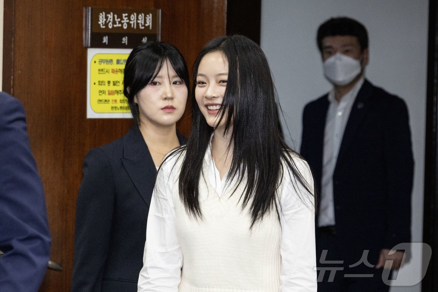 본문 이미지 - 그룹 뉴진스(NewJeans)의 하니가 15일 오후 서울 여의도 국회 환경노동위원회에서 열린 경제사회노동위원회, 중앙노동위원회, 최저임금위원회 등에 대한 국정감사에 출석하고 있다. 2024.10.15/뉴스1 ⓒ News1 국회사진취재단