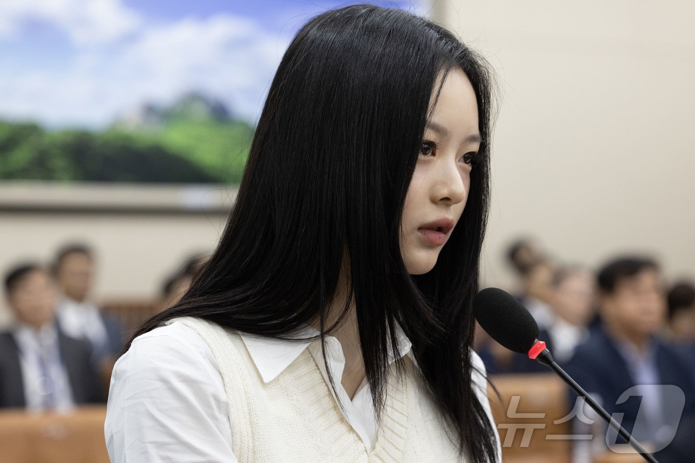 본문 이미지 - 그룹 뉴진스(NewJeans)의 하니가 15일 오후 서울 여의도 국회 환경노동위원회에서 열린 경제사회노동위원회, 중앙노동위원회, 최저임금위원회 등에 대한 국정감사에 출석해 의원 질의에 답변하는 모습. 2024.10.15/뉴스1 ⓒ News1 국회사진취재단