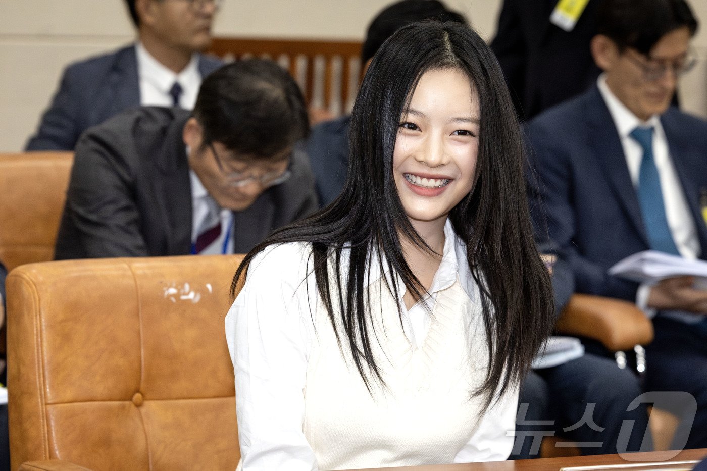 본문 이미지 - 그룹 뉴진스(NewJeans)의 하니가 15일 오후 서울 여의도 국회 환경노동위원회에서 열린 경제사회노동위원회, 중앙노동위원회, 최저임금위원회 등에 대한 국정감사에 출석하고 있다. 2024.10.15/뉴스1 ⓒ News1 국회사진취재단