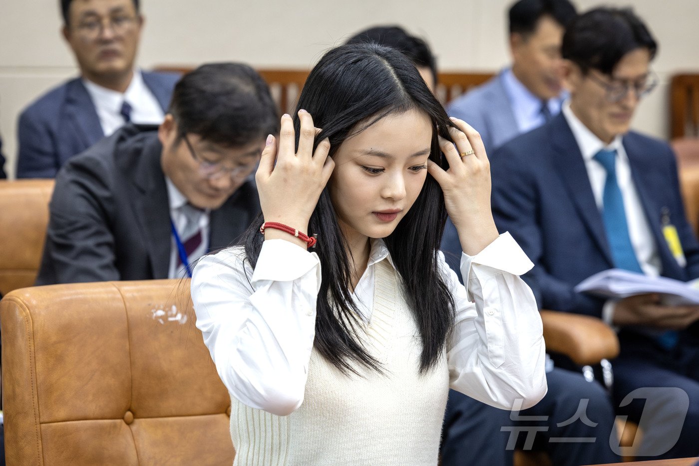 본문 이미지 - 그룹 뉴진스(NewJeans)의 하니가 15일 오후 서울 여의도 국회 환경노동위원회에서 열린 경제사회노동위원회, 중앙노동위원회, 최저임금위원회 등에 대한 국정감사에 출석, 머리를 넘기고 있다. 2024.10.15/뉴스1 ⓒ News1 국회사진취재단