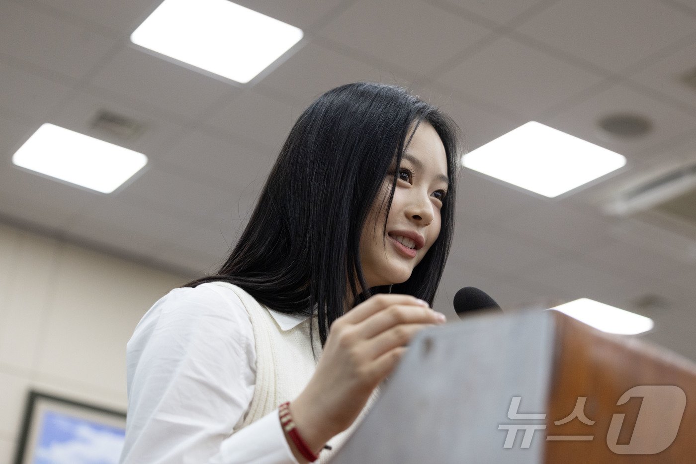 본문 이미지 - 그룹 뉴진스(NewJeans)의 하니가 15일 오후 서울 여의도 국회 환경노동위원회에서 열린 경제사회노동위원회, 중앙노동위원회, 최저임금위원회 등에 대한 국정감사에 출석해 의원 질의에 답변하고 있다. 2024.10.15/뉴스1 ⓒ News1 국회사진취재단