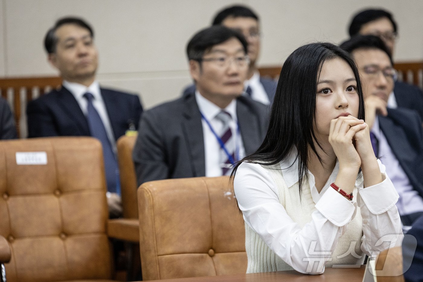 본문 이미지 - 그룹 뉴진스(NewJeans)의 하니가 15일 오후 서울 여의도 국회 환경노동위원회에서 열린 경제사회노동위원회, 중앙노동위원회, 최저임금위원회 등에 대한 국정감사에 출석해 자리하고 있다. 2024.10.15/뉴스1 ⓒ News1 국회사진취재단
