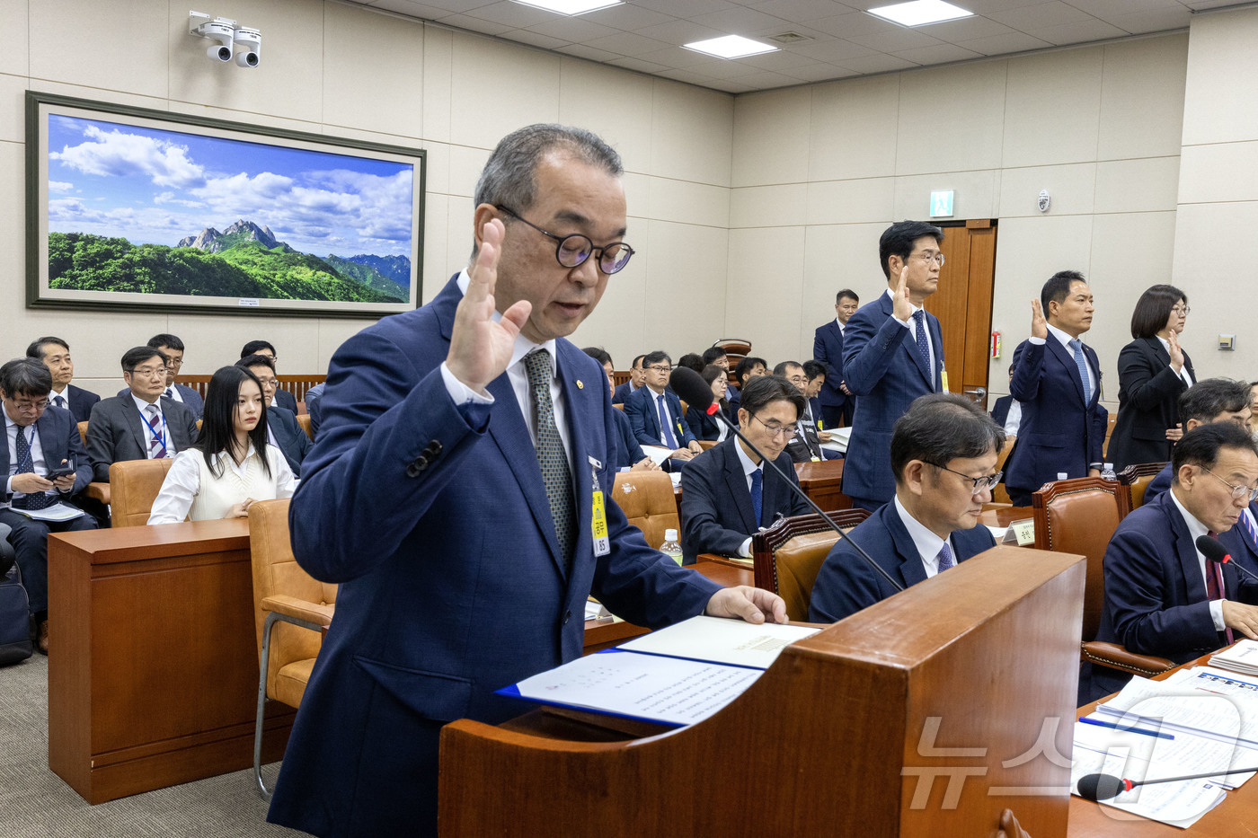 (서울=뉴스1) 국회사진취재단 = 정인섭 한화오션 거제사업장 사장이 15일 오후 서울 여의도 국회에서 열린 환경노동위원회의 경제사회노동위원회, 중앙노동위원회, 최저임금위원회 등에 …