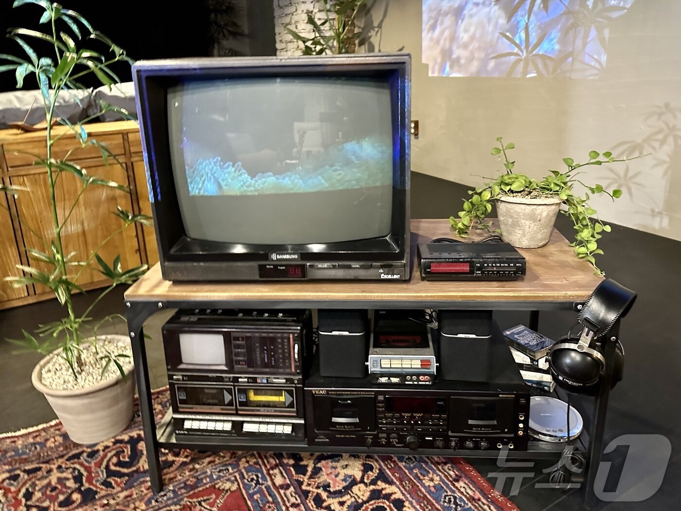 본문 이미지 - 복고풍의 분위기를 자아내는 옛 TV, 카페트, 각종 플레이어 기기ⓒNews1 윤슬빈 기자