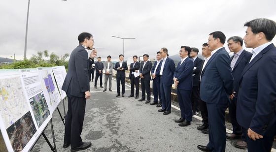 국가산단 부지 설명 및 조성 상황 브리핑 듣는 김범석 차관