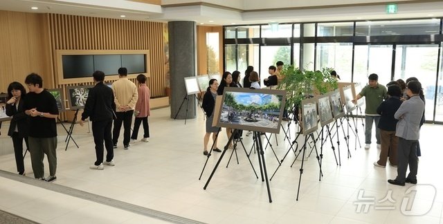 본문 이미지 - 제천시청 로비에서 개최한 사진전.2024.10.15/뉴스1