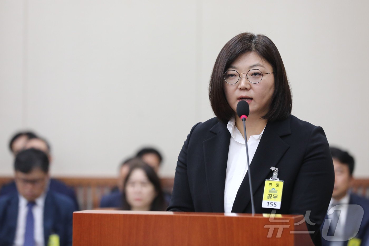 김주영 어도어 대표가 15일 오후 서울 여의도 국회에서 열린 환경노동위원회의 경제사회노동위원회, 중앙노동위원회, 최저임금위원회 등에 대한 국정감사에 출석, 의원 질의에 답변하고 있다. 2024.10.15/뉴스1 ⓒ News1 국회사진취재단