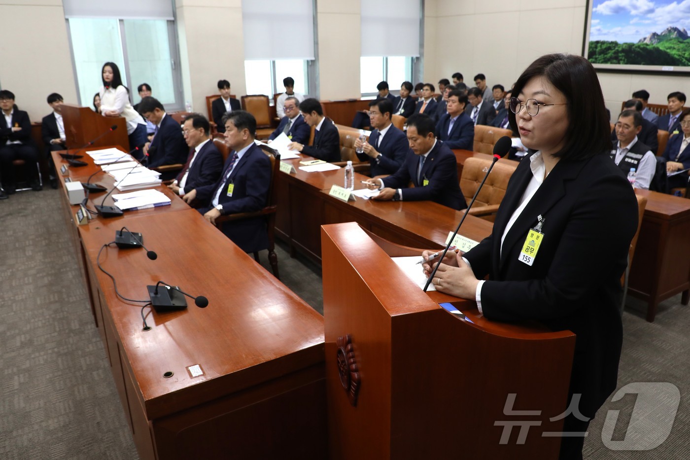 (서울=뉴스1) 국회사진취재단 = 김주영 어도어 대표가 15일 오후 서울 여의도 국회에서 열린 환경노동위원회의 경제사회노동위원회, 중앙노동위원회, 최저임금위원회 등에 대한 국정감사 …