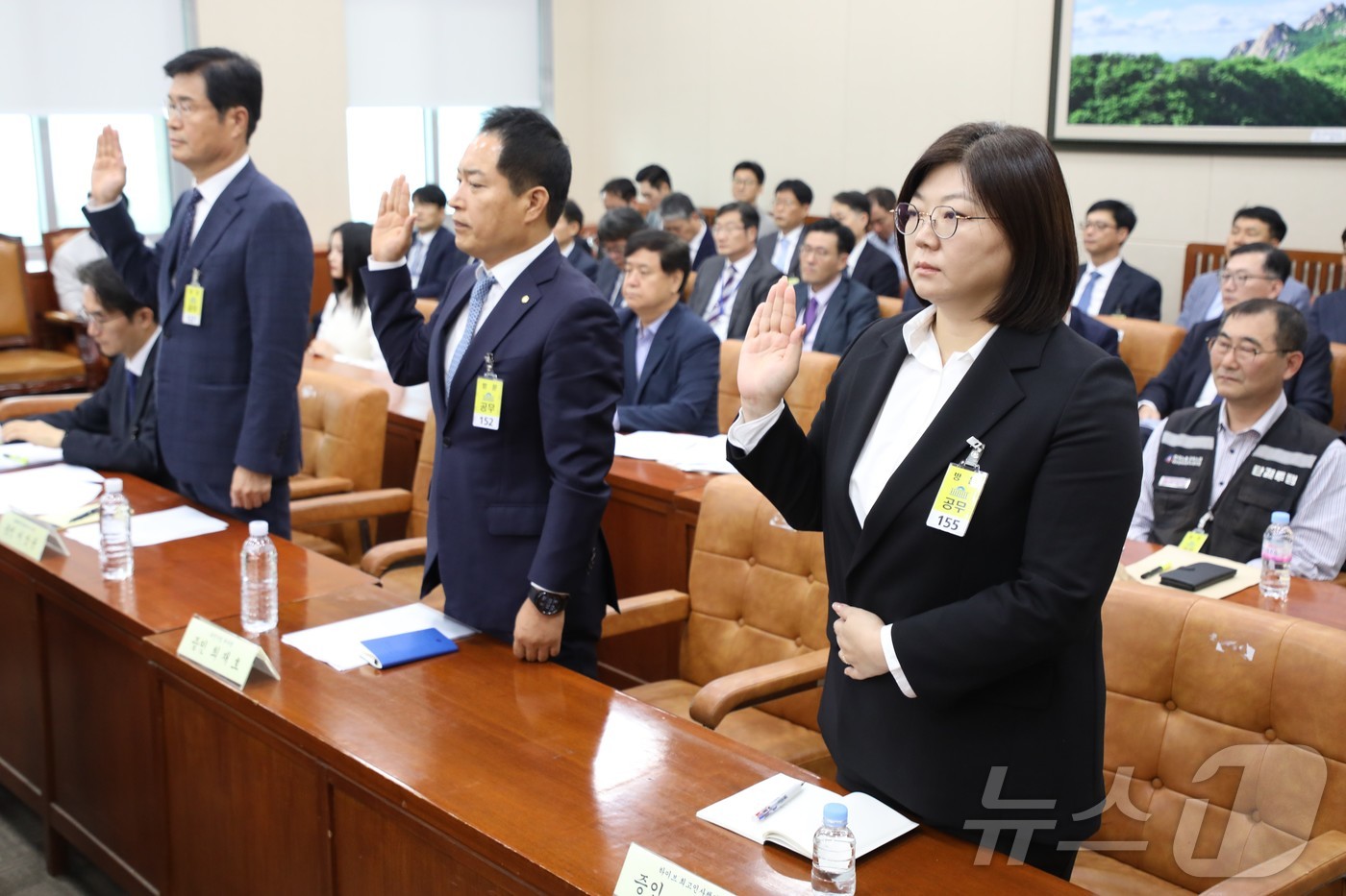 (서울=뉴스1) 국회사진취재단 = 김주영 어도어 대표를 비롯한 증인들이 15일 오후 서울 여의도 국회에서 열린 환경노동위원회의 경제사회노동위원회, 중앙노동위원회, 최저임금위원회 등 …