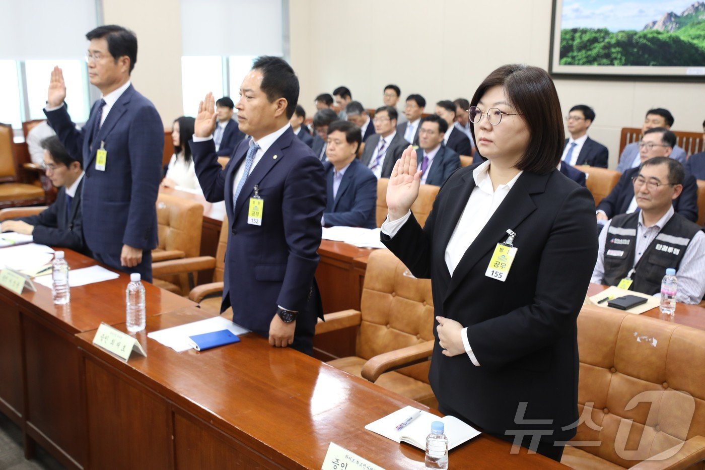 김주영 어도어 대표를 비롯한 증인들이 15일 오후 서울 여의도 국회에서 열린 환경노동위원회의 경제사회노동위원회, 중앙노동위원회, 최저임금위원회 등에 대한 국정감사에 출석해 증인 선서를 하고 있다. 2024.10.15/뉴스1 ⓒ News1 국회사진취재단