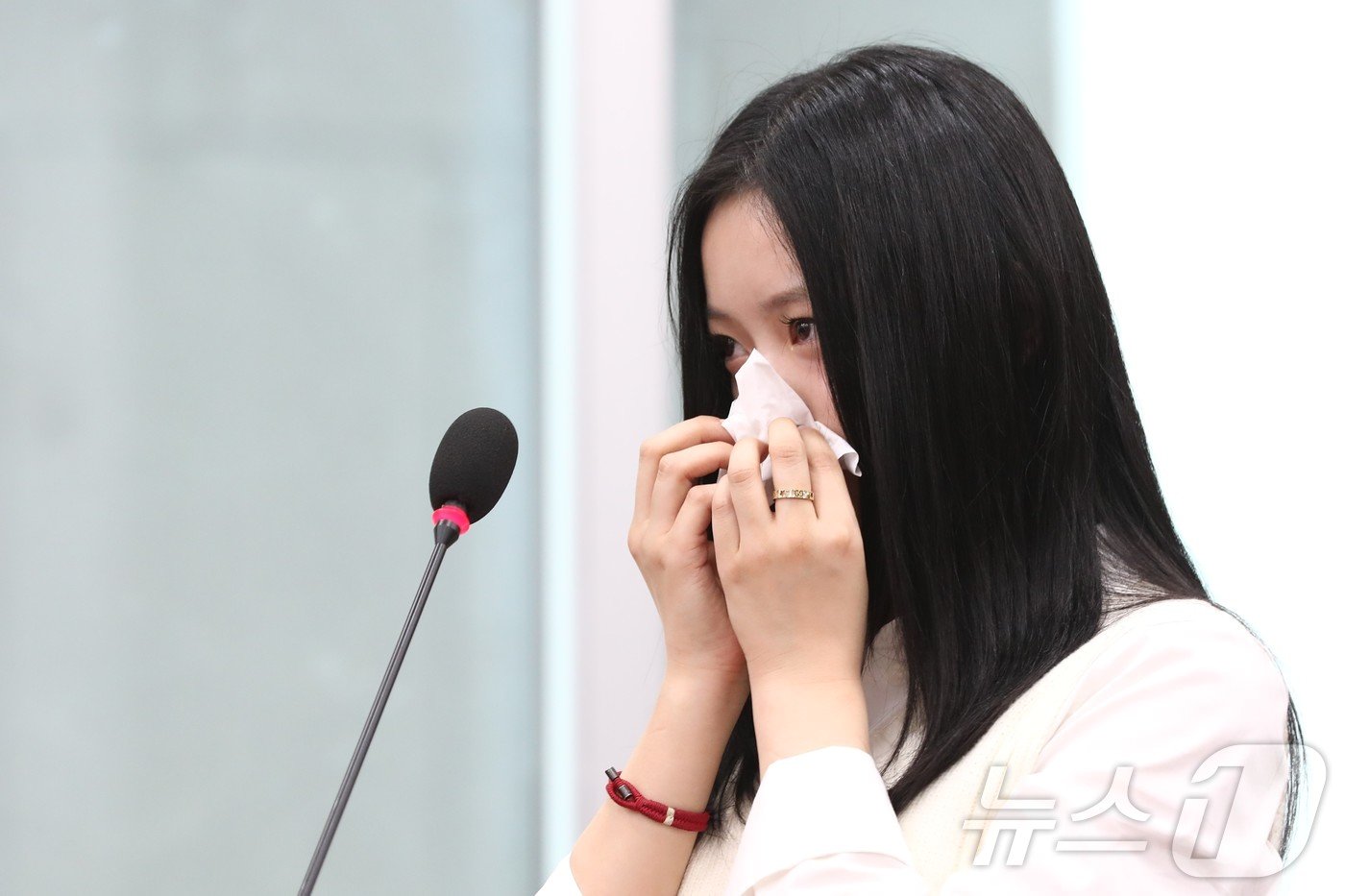 본문 이미지 - 그룹 뉴진스(NewJeans)의 하니가 15일 오후 서울 여의도 국회 환경노동위원회에서 열린 경제사회노동위원회, 중앙노동위원회, 최저임금위원회 등에 대한 국정감사에서 의원 질의에 답변 도중 눈물을 흘리고 있다. 2024.10.15/뉴스1 ⓒ News1 국회사진취재단