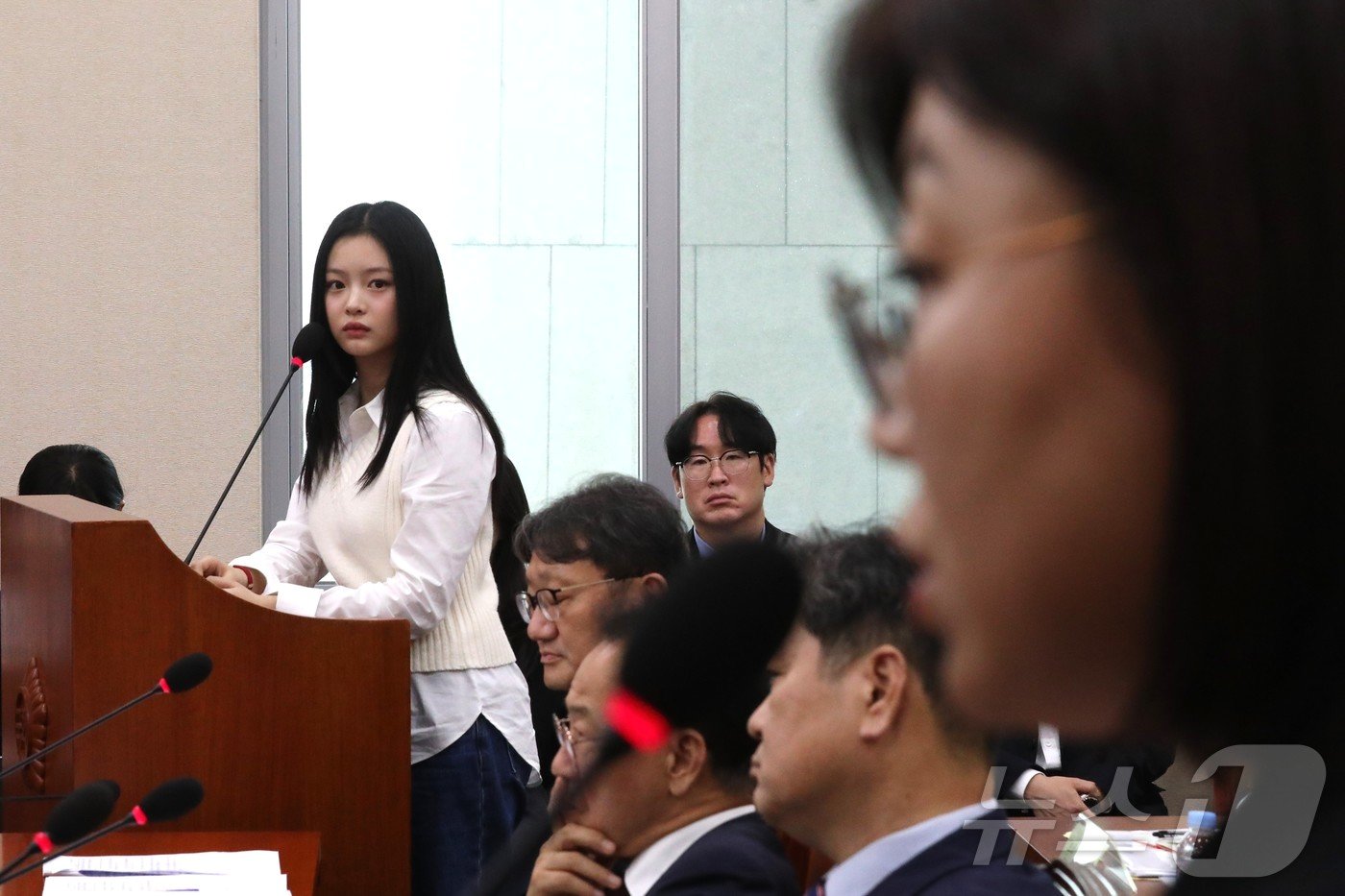본문 이미지 - 그룹 뉴진스(NewJeans)의 하니가 15일 오후 서울 여의도 국회 환경노동위원회에서 열린 경제사회노동위원회, 중앙노동위원회, 최저임금위원회 등에 대한 국정감사에 출석, 김주영 어도어 대표의 발언을 듣고 있다. 2024.10.15/뉴스1 ⓒ News1 국회사진취재단