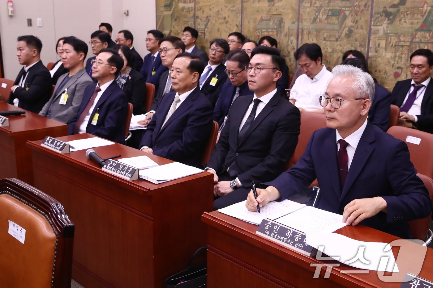 본문 이미지 - 15일 오후 서울 여의도 국회에서 열린 문화체육관광위원회의 사행산업통합감독위원회·한국예술종합학교·언론중재위원회 등에 대한 국정감사에 출석한 증인과 참고인들이 전재수 위원장의 발언을 듣고 있다.  2024.10.15/뉴스1 ⓒ News1 이광호 기자